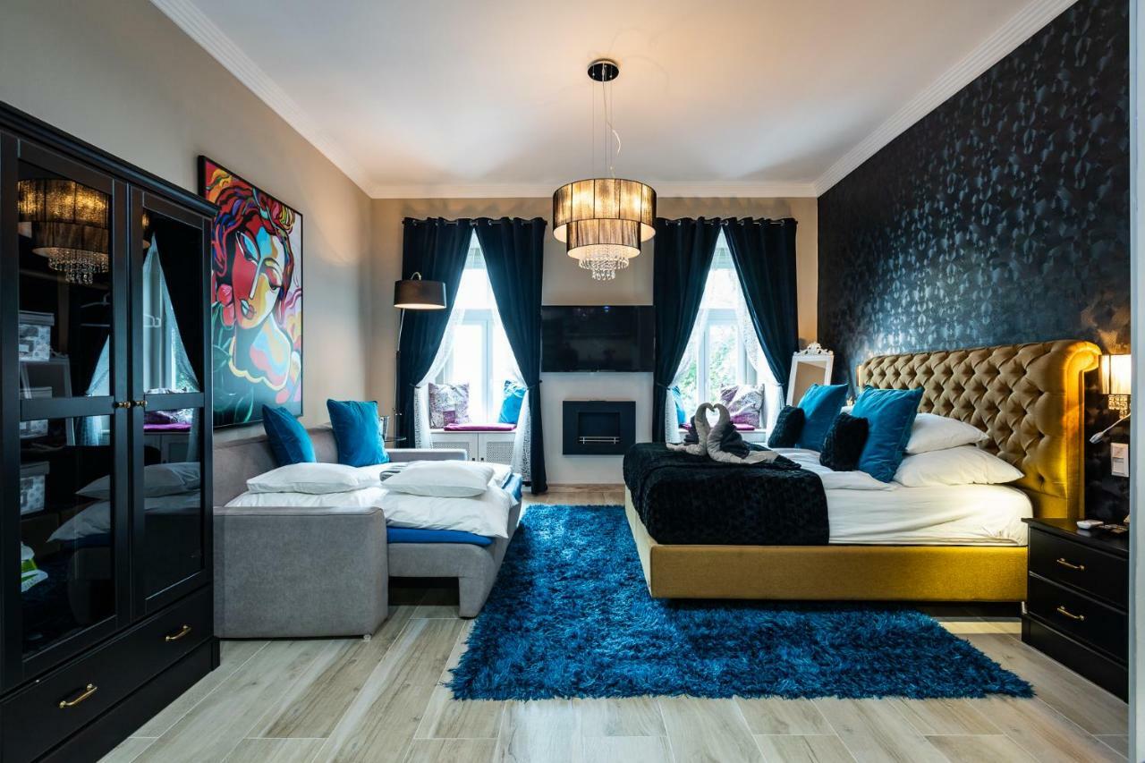 Center Of The Center, The Grand Deluxe — Photos 1